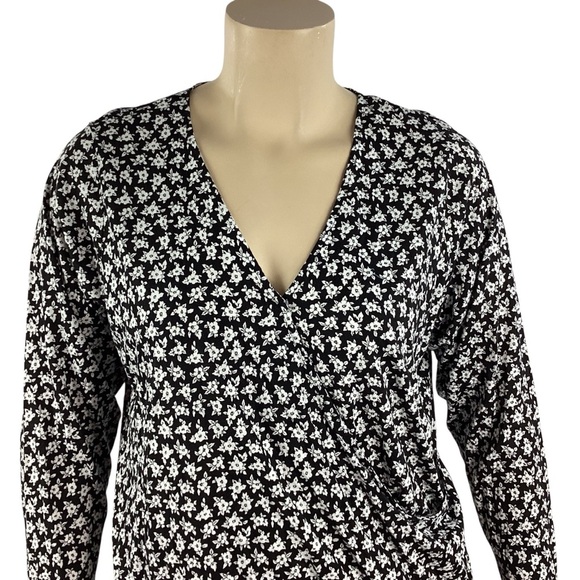 MICHAEL Michael Kors Floral Surplice Faux Wrap Top Black White 2X - Picture 2 of 7